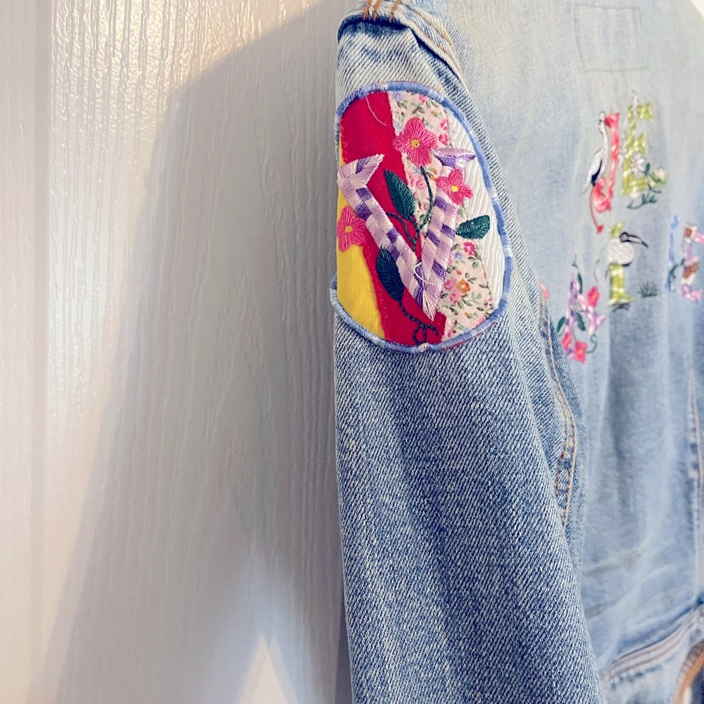*VINTAGE* DENIM JACKET w/RHINESTONES, PATCHES & EMBROIDERY🤩 - Picture 9 of 11
